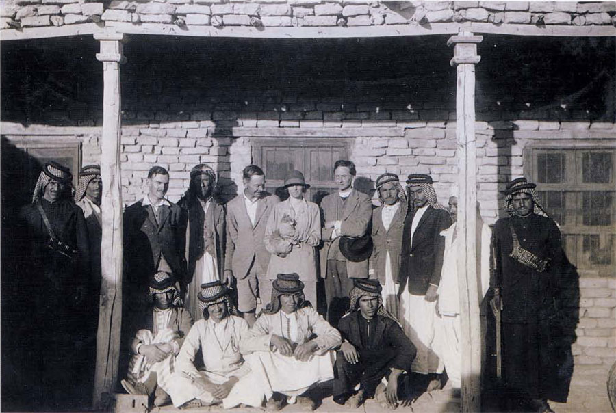 group photo of dig staff featuring Max Mallowan, Leonard and Katharine Woolley and local men.